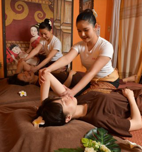 spa therapist with 2 girl