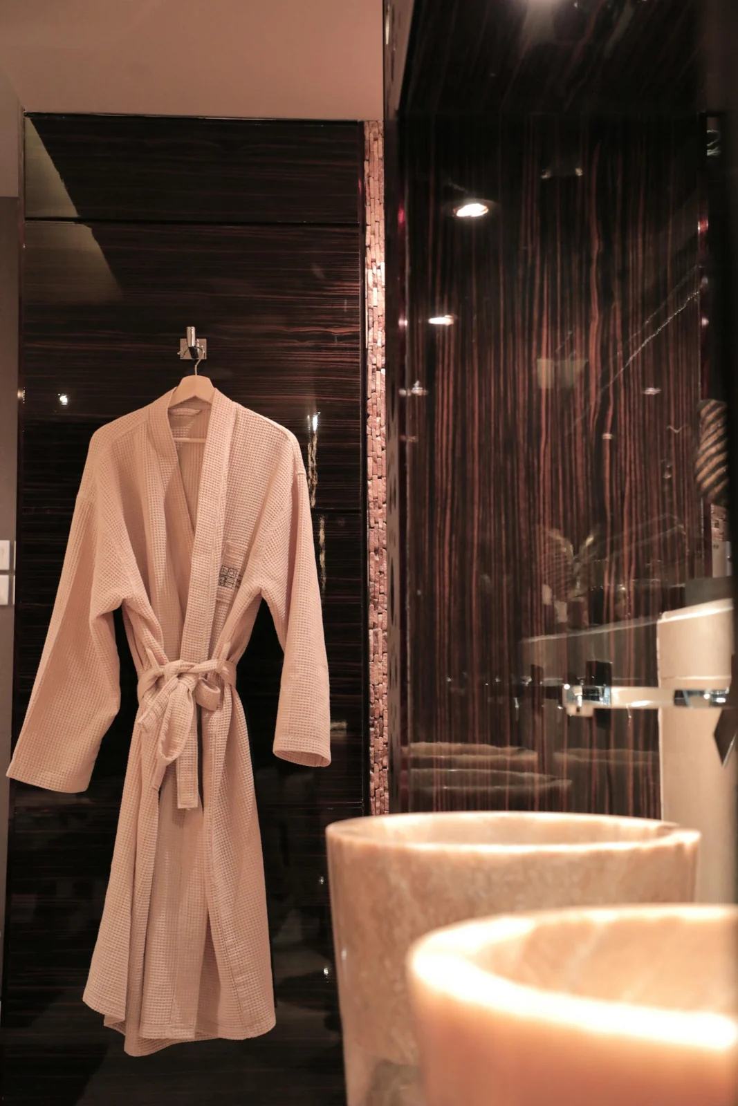Changing-area details at Men Time Al-Muhallab.